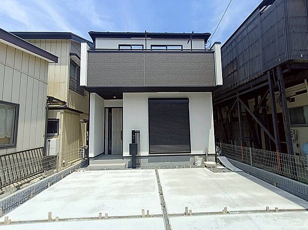 ホワイトの外壁に温かみのあるブラウンを組み合わせたスタイリッシュな外観。すっきりとした色調のデザインが、周囲の街並みにも美しく調和する2階建です。