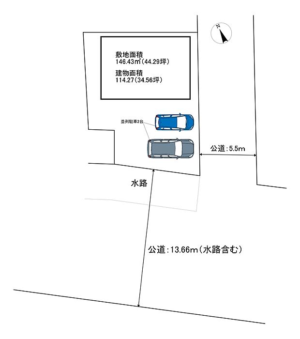 前面道路に面してカースペースを配置し、玄関まわりもすっきりとした印象です。周辺は住宅が並ぶ落ち着いた住環境で、毎日の暮らしやすさを感じられる立地です。