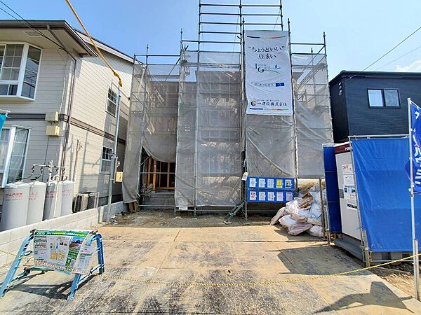 約44.6坪のゆとりある整形地。前面道路は6.0mと広く、車の出入りがしやすい開放感ある区画です。駐車スペースにもゆとりを感じられ、毎日の暮らしやすさが伝わります。