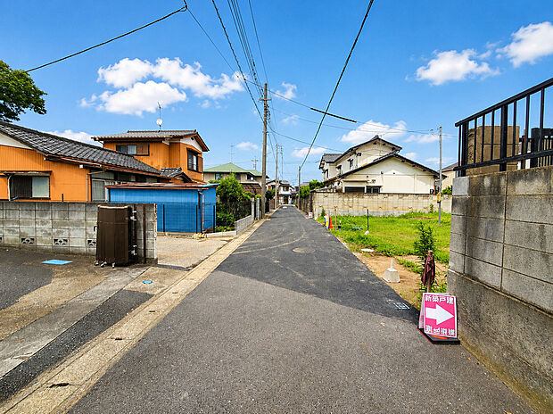 前面道路含む現地写真です 建築中の今だからこそ完成までの過程をご確認いただけます。理想の新生活を思い描きながら、完成を楽しみにお待ちください。