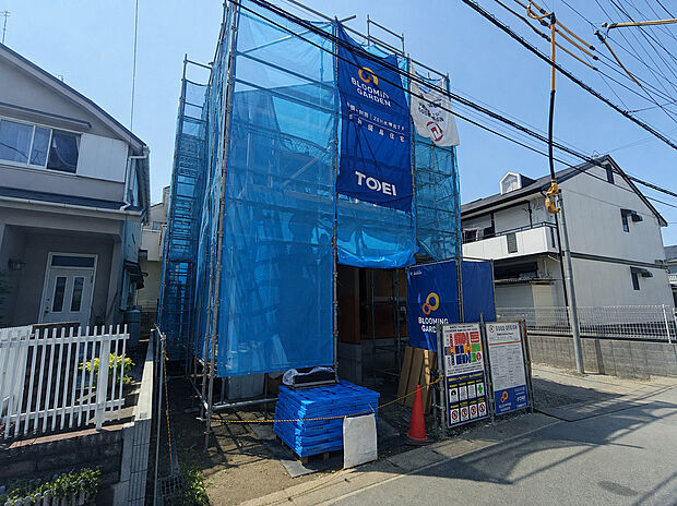外観です 完成に向けて順調に建築が進んでいます。新築ならではの設備や間取りを備えた住まいで、新生活への期待が膨らみます。