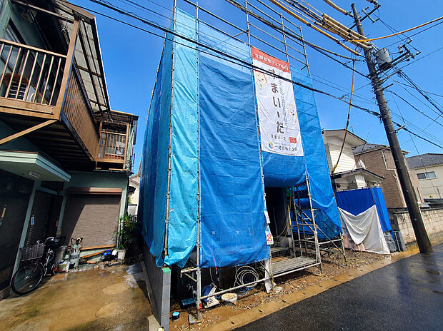 完成に向けて順調に建築が進んでいます。新築ならではの設備や間取りを備えた住まいで、新生活への期待が膨らみます。