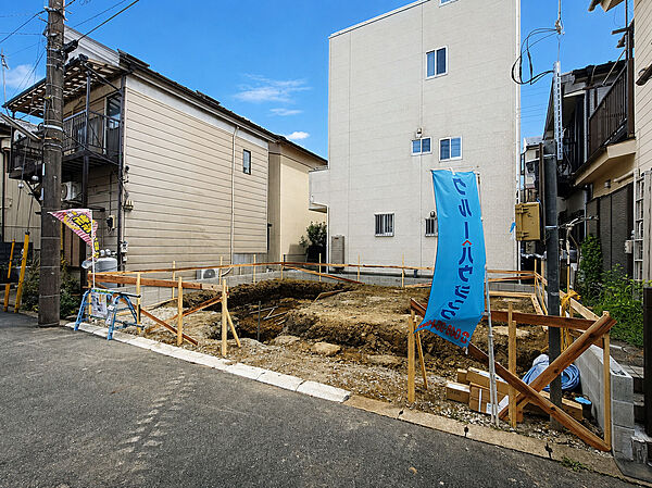現在建築中！完成が待ち遠しい新築戸建です。完成後は最新設備を備えた快適な住まいで、新生活を気持ちよくスタートできます。