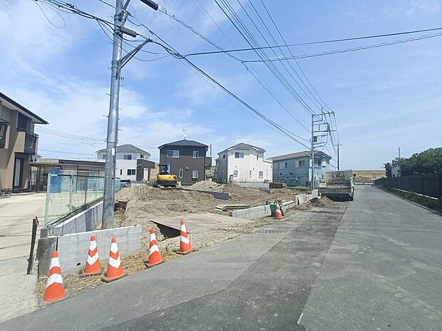 前面道路含む現地写真です 現在、完成に向けて工事が進んでいる新築戸建です。少しずつ形になっていく住まいを見ながら、これから始まる新生活を思い描いていただけます。
