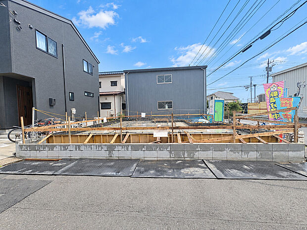完成に向けて順調に建築が進んでいます。新築ならではの設備や間取りを備えた住まいで、新生活への期待が膨らみます。