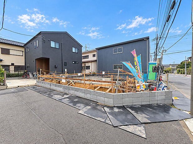 現在、完成に向けて工事が進んでいる新築戸建です。少しずつ形になっていく住まいを見ながら、これから始まる新生活を思い描いていただけます。