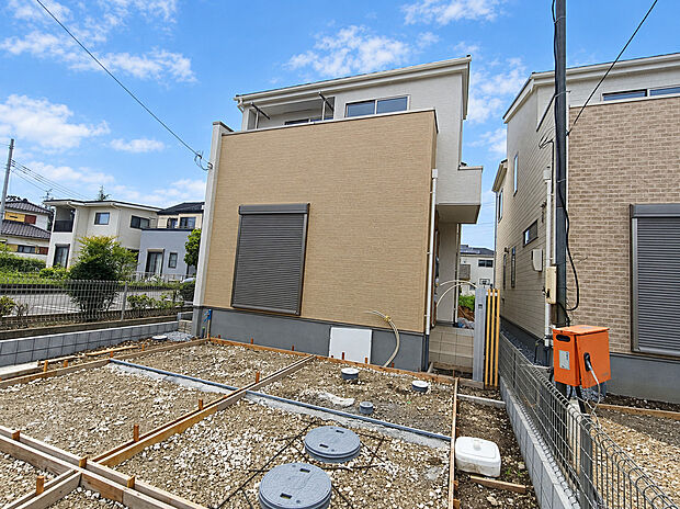 前面道路含む現地写真です　建築中の今だからこそ完成までの過程をご確認いただけます。理想の新生活を思い描きながら、完成を楽しみにお待ちください。