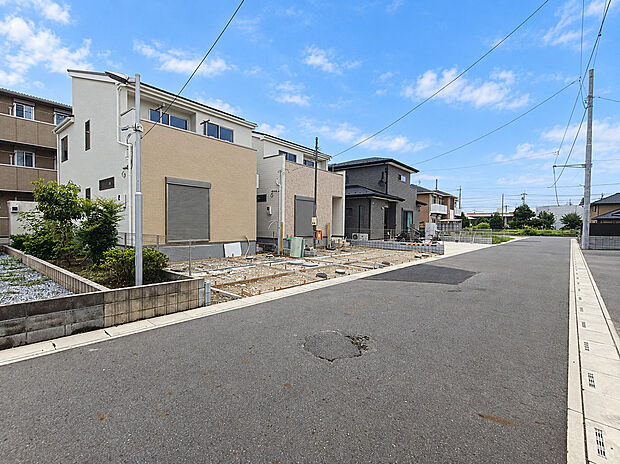前面道路含む現地写真です　現在は建築途中ですが、完成後には明るく心地よい住空間が広がる予定です。新しい住まいでの暮らしを想像しながら、ぜひご検討ください。
