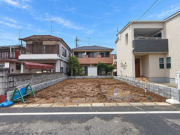 完成に向けて順調に建築が進んでいます。新築ならではの設備や間取りを備えた住まいで、新生活への期待が膨らみます。