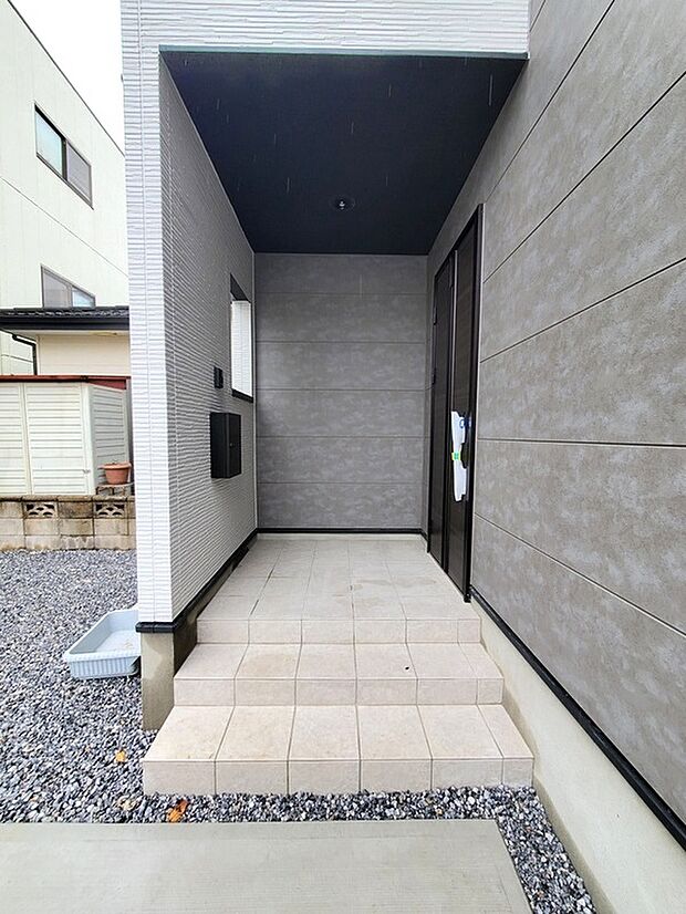 【玄関】雨の日も安心な屋根付き玄関アプローチ。玄関まわりに奥行きがあるため、傘の開閉や荷物の出し入れもしやすく、毎日の出入りを快適にしてくれます。