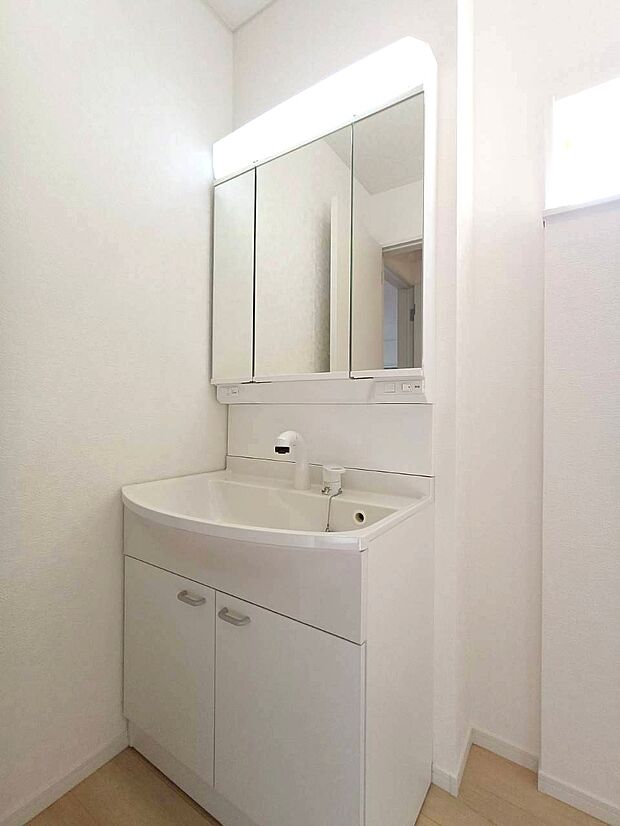 【洗面】鏡の後ろに収納スペースがあります、散らかりやすい洗面スペースをすっきりさせる事が出来ます