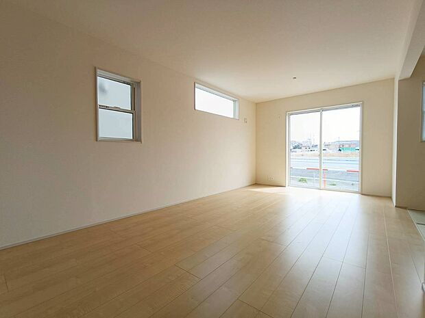 【居間・リビング】柔らかな色合いのフローリングと清潔感の溢れるクロスが明るい空間を創り出しているリビングダイニング