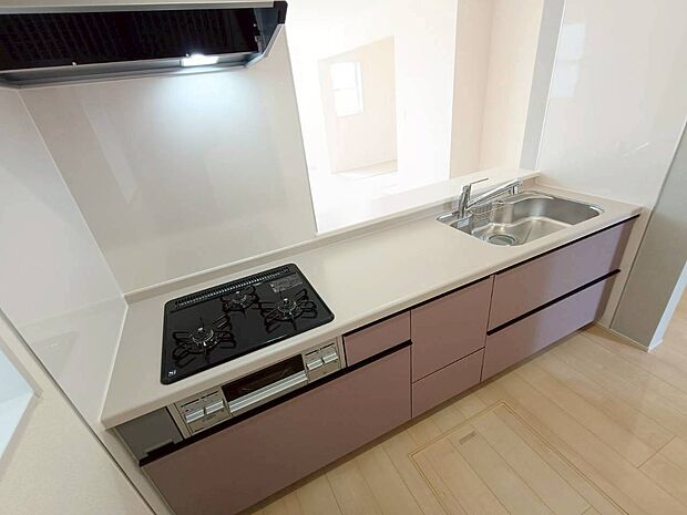 【キッチン】お手入れのしやすいシステムキッチンです