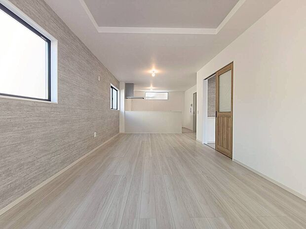 【居間・リビング】広いリビングは家族が自然と集まる居心地の良い空間