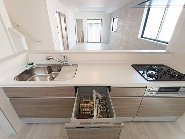 【キッチン】食器洗浄機が後片付けをサポート！食事後の家族のくつろぎタイムをゆっくりもてます♪