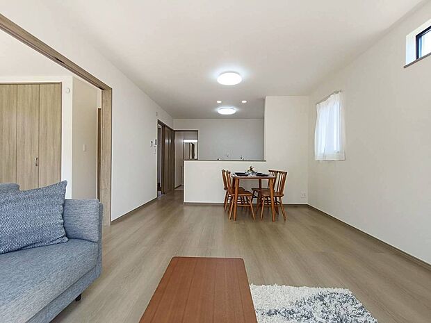 【居間・リビング】広いリビングは家族が自然と集まる居心地の良い空間