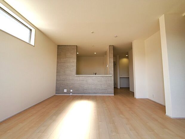 【居間・リビング】溢れる光をたっぷり取り込んだリビングダイニング。