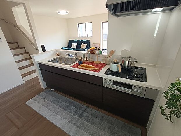 【キッチン】キッチンからリビングが見渡せるので、お子様を安心して遊ばせながら家事ができますね