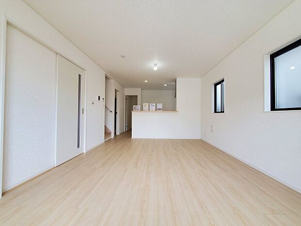 【居間・リビング】広々としたリビングは友人が集まっても楽しめる広さです