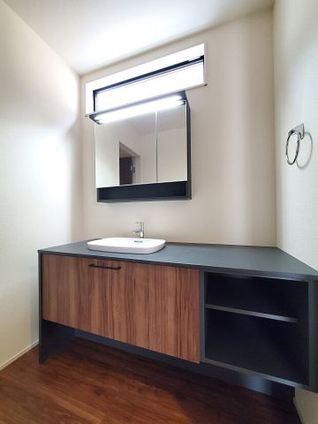 【洗面】十分な大きさの洗面台は、朝の慌ただしい時間でも余裕とゆとりを感じて頂けます