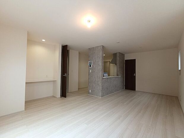 【居間・リビング】柔らかな色合いのフローリングと清潔感の溢れるクロスが明るい空間を創り出しているリビングダイニング