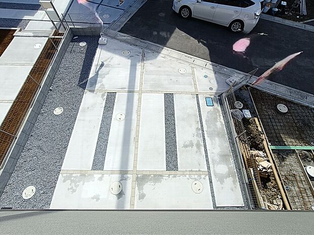 【駐車場】並列駐車が可能なゆとりあるカースペースを確保。ご夫婦それぞれのお車はもちろん、来客時にも安心してお使いいただけます。
