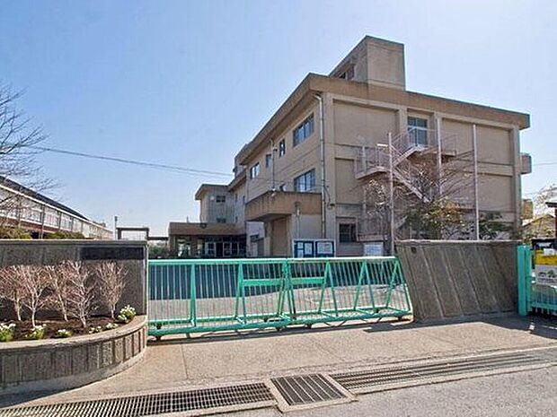 三郷市立南中学校(約1,270m)