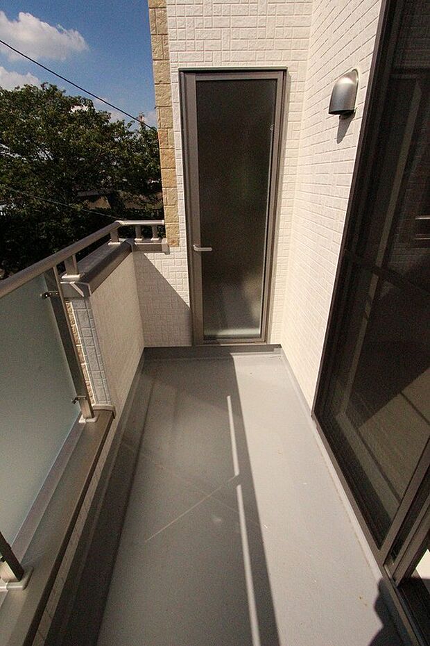 【バルコニー】掲載写真は施工例です。実際の建物のご内覧はもちろん、資金計画やライフプランに寄り添ったご提案もいたします。住まい探しの不安や疑問もお気軽にご相談ください。