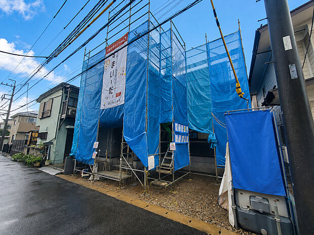 【外観です】新生活への期待が膨らむ、建築中の新築物件です。完成後は、真新しい住空間でご家族の新たな毎日を始められます。