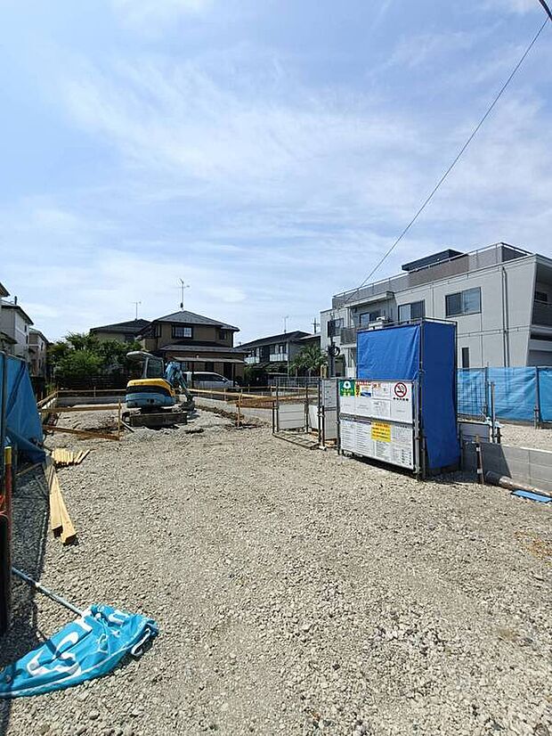 【外観】工事は完成に向けて順調に進行中。建物が出来上がっていく様子を確認しながら、ご家族で新生活のイメージを膨らませてみませんか。