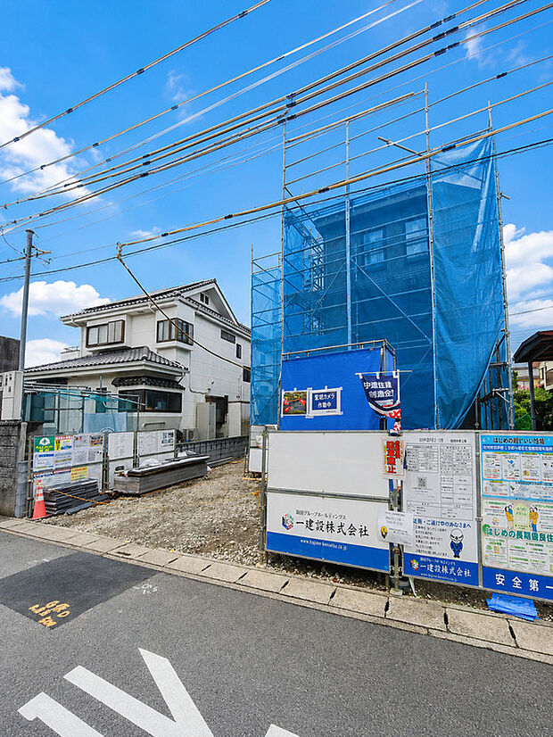 【外観】完成に向けて順調に建築が進んでいます。新築ならではの設備や間取りを備えた住まいで、新生活への期待が膨らみます。