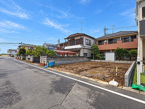 【外観です】現在、完成に向けて工事が進んでいる新築戸建です。少しずつ形になっていく住まいを見ながら、これから始まる新生活を思い描いていただけます。