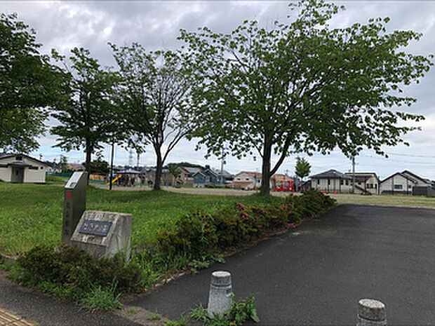 杜乃橋公園まで徒歩8分～11分（600ｍ～880ｍ）放課後や休日にも気軽に外遊びができ、子どもの時間をのびのびと広げてくれます。
