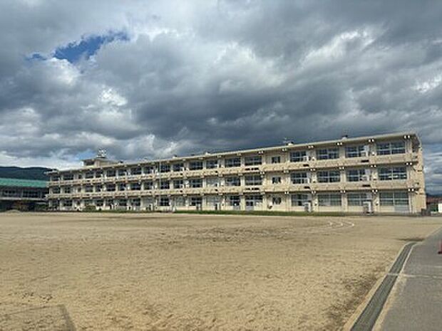 福島市立笹谷小学校(約950m)