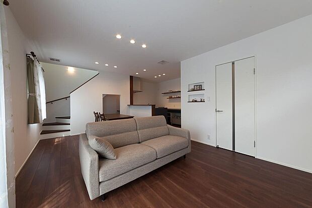 【リビング】家族の集まる広々リビング。明るくシンプルながら落ち着いた雰囲気で安らげる空間です。カーテン・照明付きですぐお住まいいただけます。