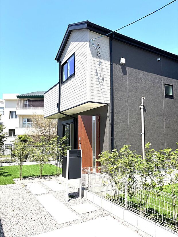 3号棟外観2　玄関付近から撮影