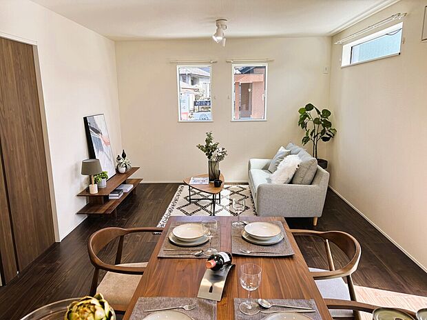 【3号棟　LDK】16帖のリビングです。　※家具は売買対象ではありません。