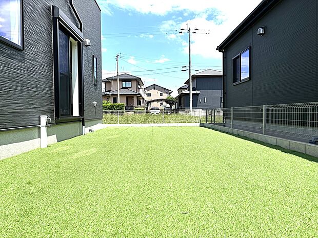 【庭】広々としたお庭はお子様の遊び場に最適です。人工芝で雑草対策もバッチリです。