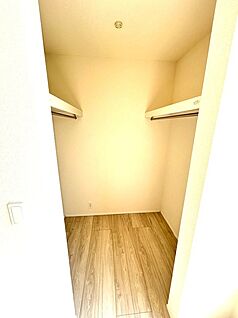 主寝室のウォークインクローゼット