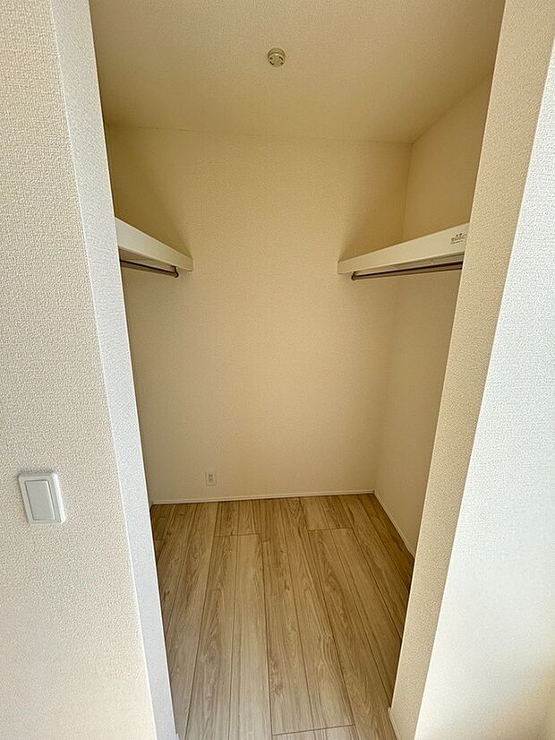 【主寝室のウォークインクローゼット】主寝室には便利なウォークインクローゼット付き