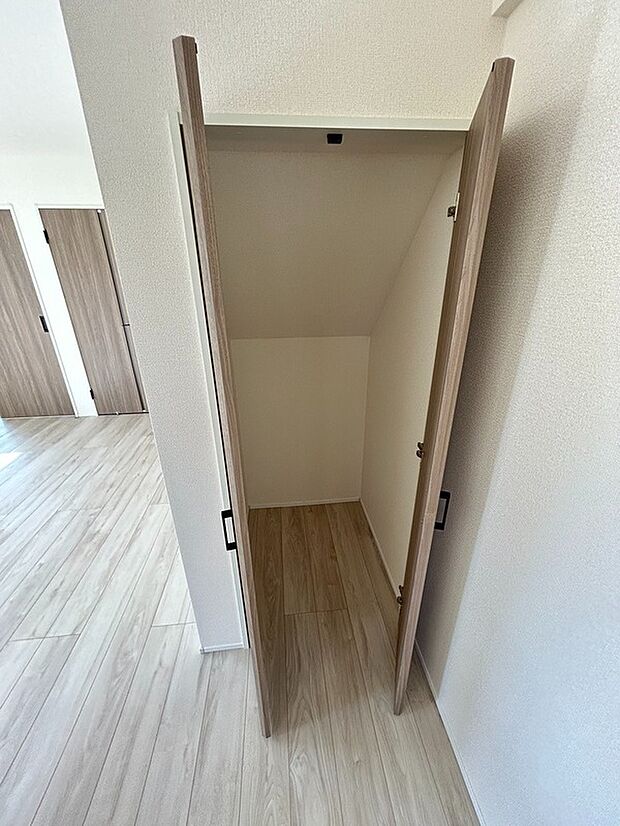 【キッチン収納】キッチン横にある収納です。