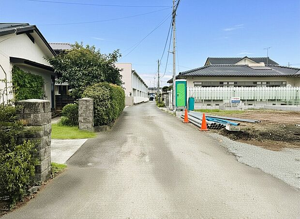 【1号棟】1号棟 前面道路含む現地写真