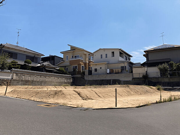 住宅街にあり、落ち着いた場所です。
陽がよくあたり、四季を感じながら暮らせます。