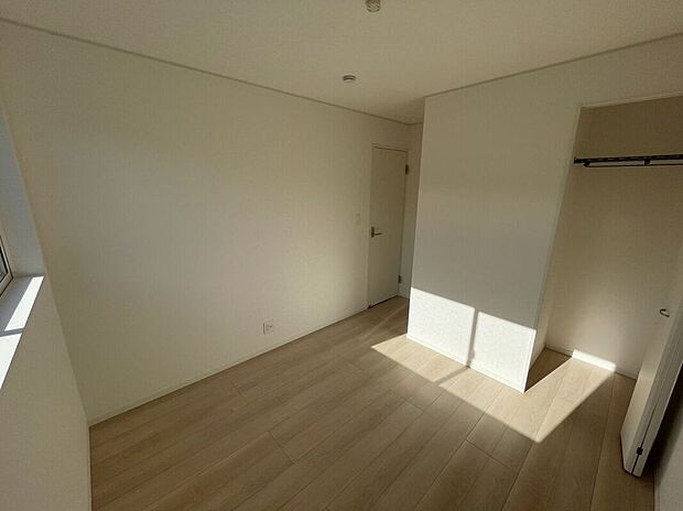 【\多用途に使える2階洋室/】子ども部屋や書斎、趣味の空間としても活躍。採光にも配慮された明るい室内で、ライフスタイルに合わせて柔軟に使えます。