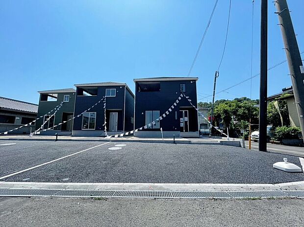 【＼ゆとりの駐車スペース3台分／】ご家族それぞれの車はもちろん、来客時も安心の広さ。日々の通勤やお出かけもスムーズな、使い勝手の良い駐車場です。
