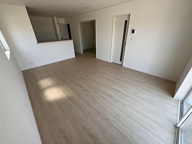【＼光と風が心地よく巡るリビング／】家族が自然と顔を合わせる開放的な空間設計。ゆとりある広さで家具の配置もしやすく、毎日を快適に過ごせます。