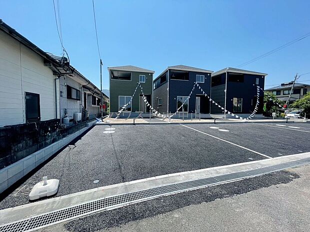 【＼ゆとりの駐車スペース3台分／】ご家族それぞれの車はもちろん、来客時も安心の広さ。日々の通勤やお出かけもスムーズな、使い勝手の良い駐車場です。
