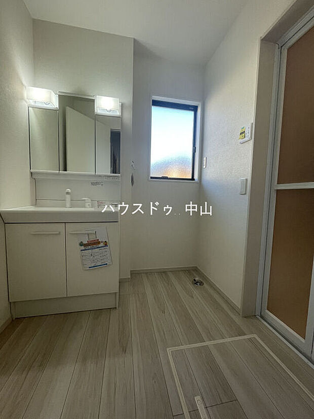 【＼清潔感あふれる洗面空間／】ゆとりある洗面室は、朝の身支度もスムーズ。収納もしっかり確保され、毎日を快適にサポートする使い勝手の良い空間です。
