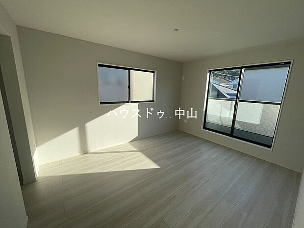 【＼心安らぐ主寝室／】ゆとりある広さで、ベッドや家具の配置も自在。落ち着いた空間設計が、一日の疲れをやさしく癒し、上質な眠りへと導きます。

