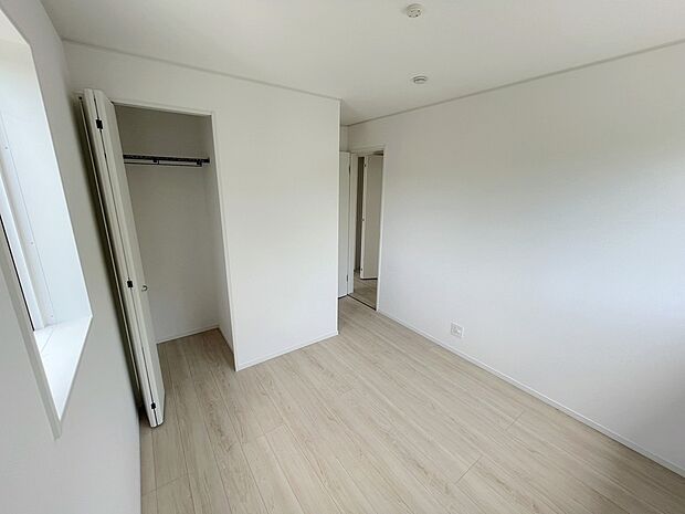 【＼家族の成長に寄り添う2階洋室／】子ども部屋やワークスペースなど用途自在。収納もしっかり確保され、すっきりと使える快適なプライベート空間です。
